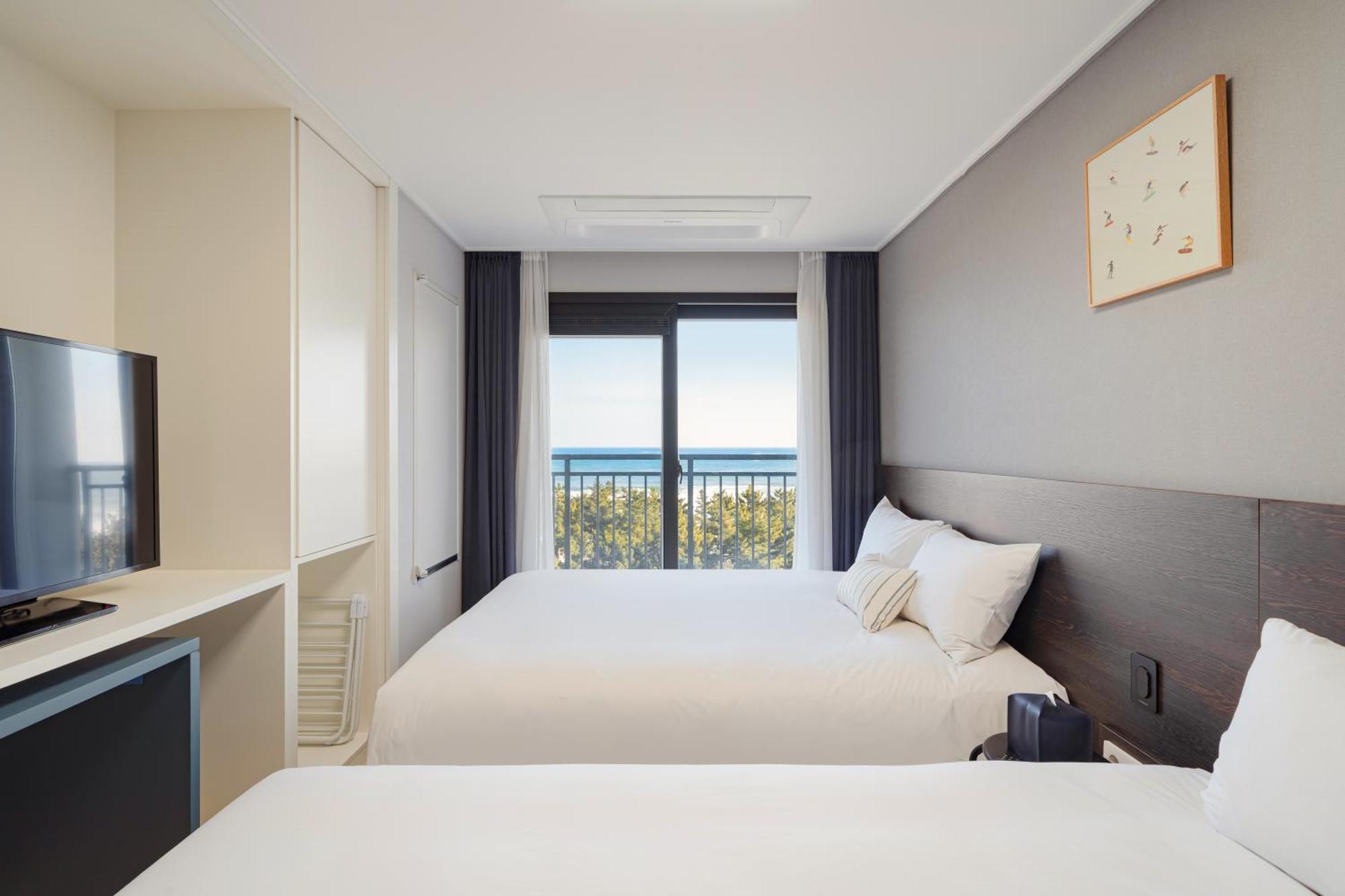 Urbanstay Sokcho Beach Ab Exterior photo