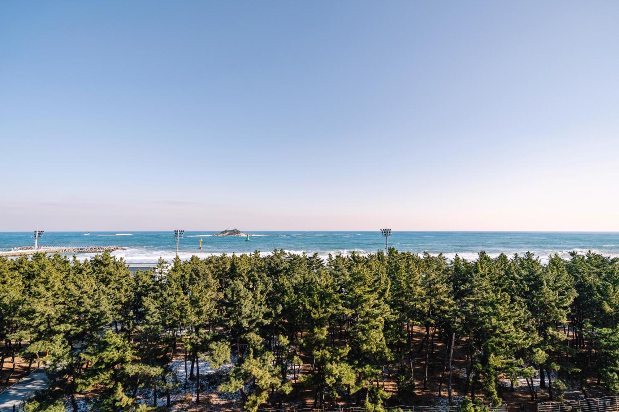 Urbanstay Sokcho Beach Ab Exterior photo